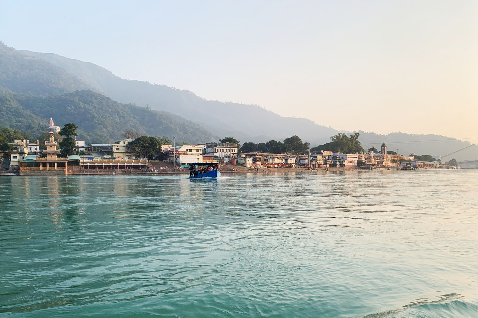 Вид с лодки на восточный берег, на район Сварг-Ашрам