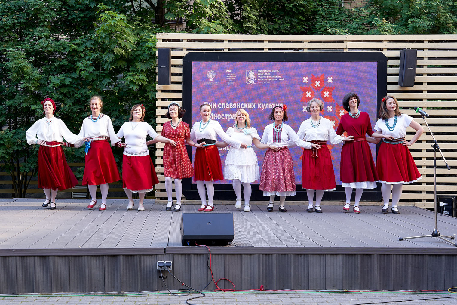 В Центре славянских культур при библиотеке иностранной литературы можно познакомиться с культурой и традициями разных стран. Например, каждый год здесь проходит фестиваль «СЛАВный день в Иностранке» — с мастер-классами, уроками, народными танцами, концертами и лекциями. © Центр cлавянских культур / vk.com