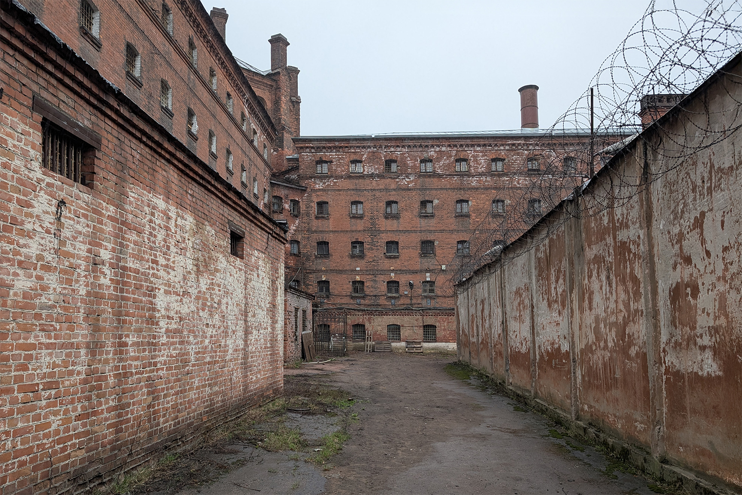 Если приглядеться, видно, что с некоторых окон свисают нити