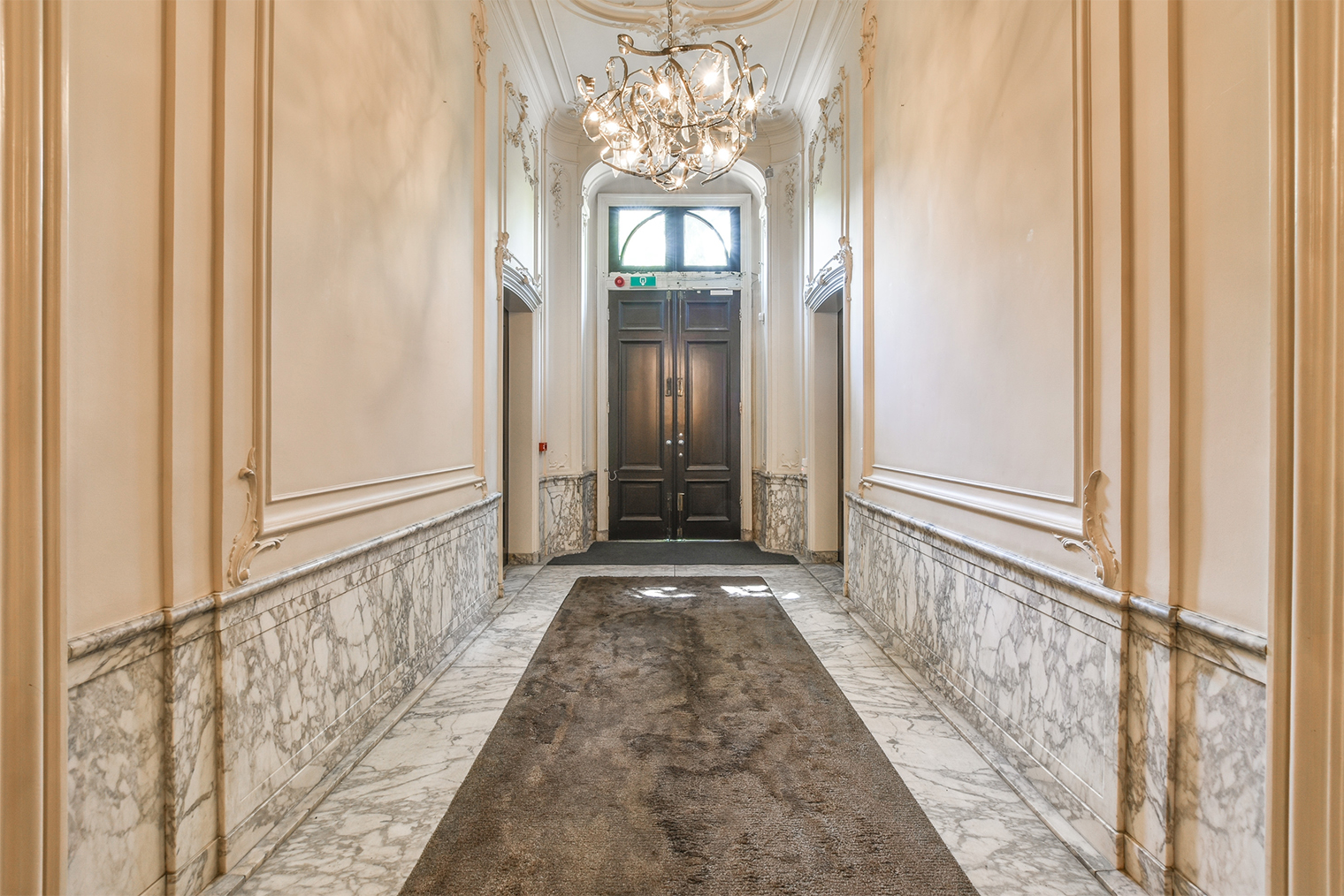 Массивные люстры уместны в просторных коридорах с высокими потолками, где интерьер выдержан в классическом стиле. В однокомнатной квартире такой светильник будет смотреться странно. © Simontanya / Shutterstock / FOTODOM