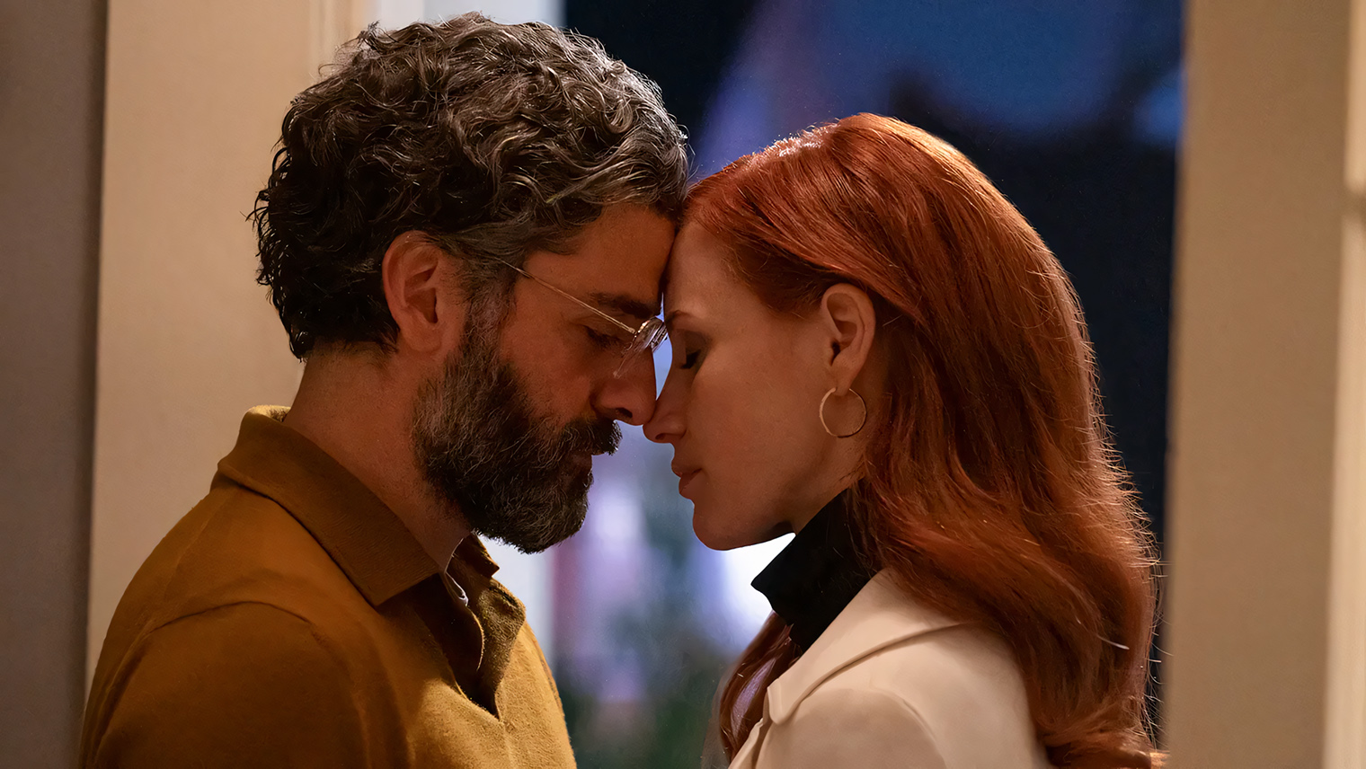 Леви следует сценарию Ингмара Бергмана, но актуализирует сюжет. На этот раз женщина зарабатывает больше мужа и изменяет ему, а мужчина воспитывает дочь и требует развода. Кадр: HBO