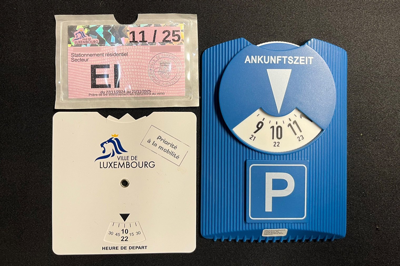 Комплект для бесплатной или почти бесплатной парковки в стране — виньетка, белый диск для города Люксембурга и синий для других регионов страны