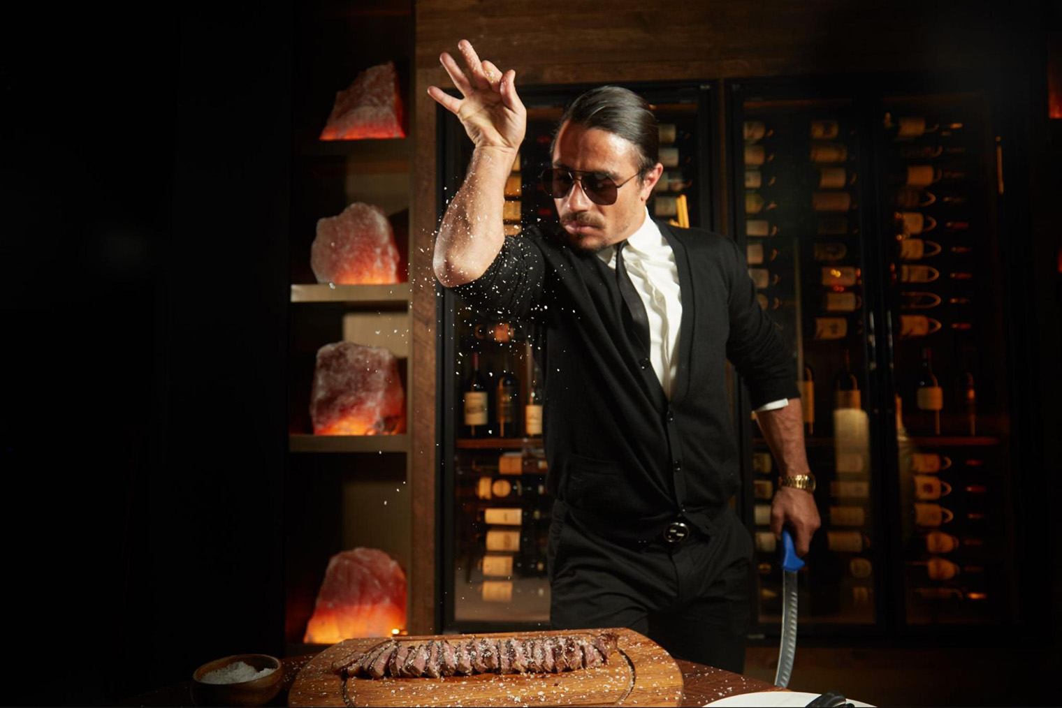 Вирусный жест Salt Bae. Источник: eater.com