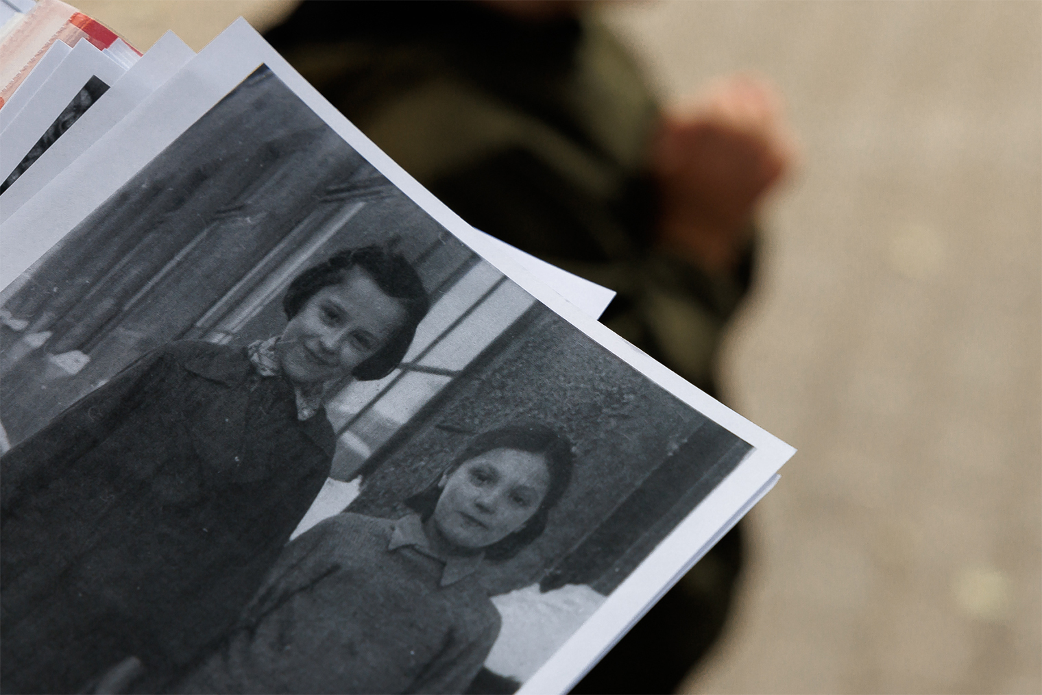 Справа моя бабушка примерно в возрасте 12 лет с подругой. © Родион Шапор