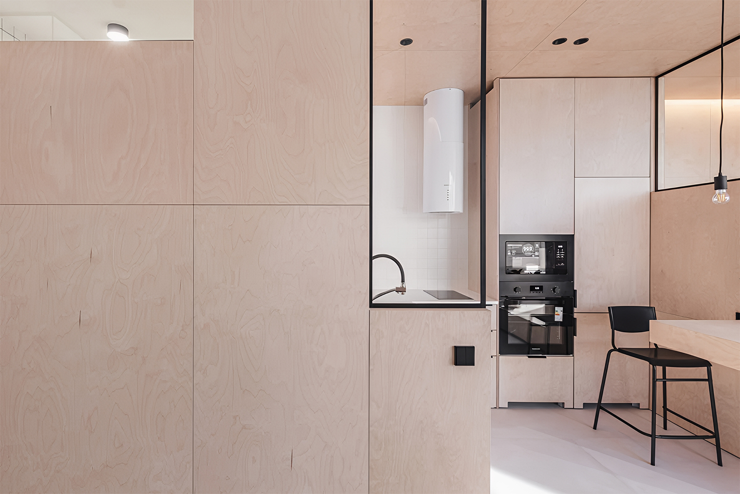 Отделка деревом в интерьере, встроенная мебель и внутренние окна отсылают в этом интерьере к принципам модернизма. © ruetemple.ru