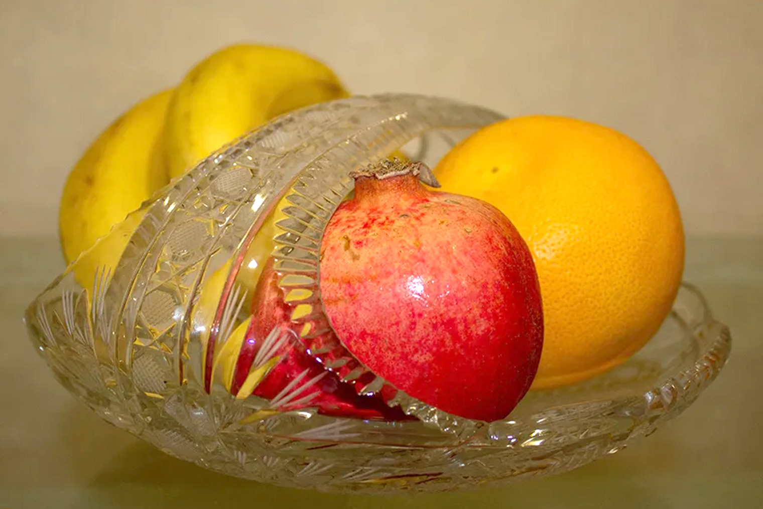 Фрукты можно положить во фруктовницу и поставить на кухонный стол