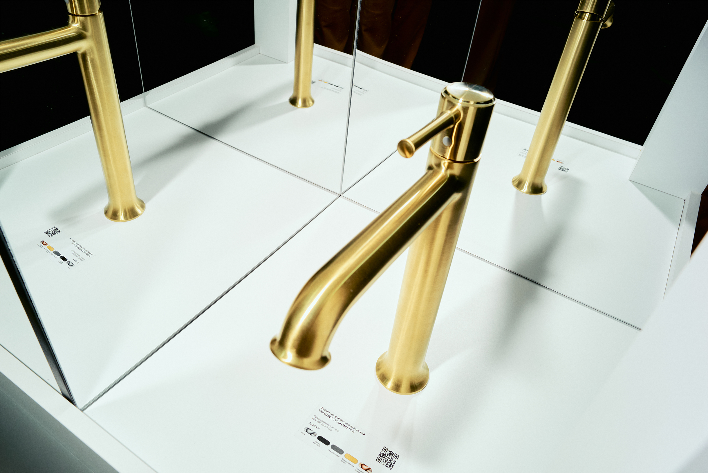 Золота очень много, и все оно в разных формах и оттенках. Золотой смеситель в магазине стоит примерно столько же, сколько и обычный, в отличие от другой цветной сантехники, — от 5 000 ₽