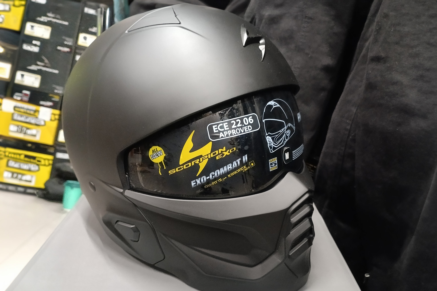 С надетой ветрозащитной маской шлем⁠-⁠трансформер Scorpion Exo Combat II похож на интеграл