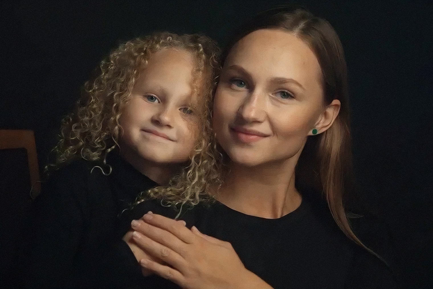 Алиса повторяет все, что я делаю. Когда вырастет, хочет работать в магазине, как я: наводить порядок в зале и на складе, менять ценники и отпаривать вещи