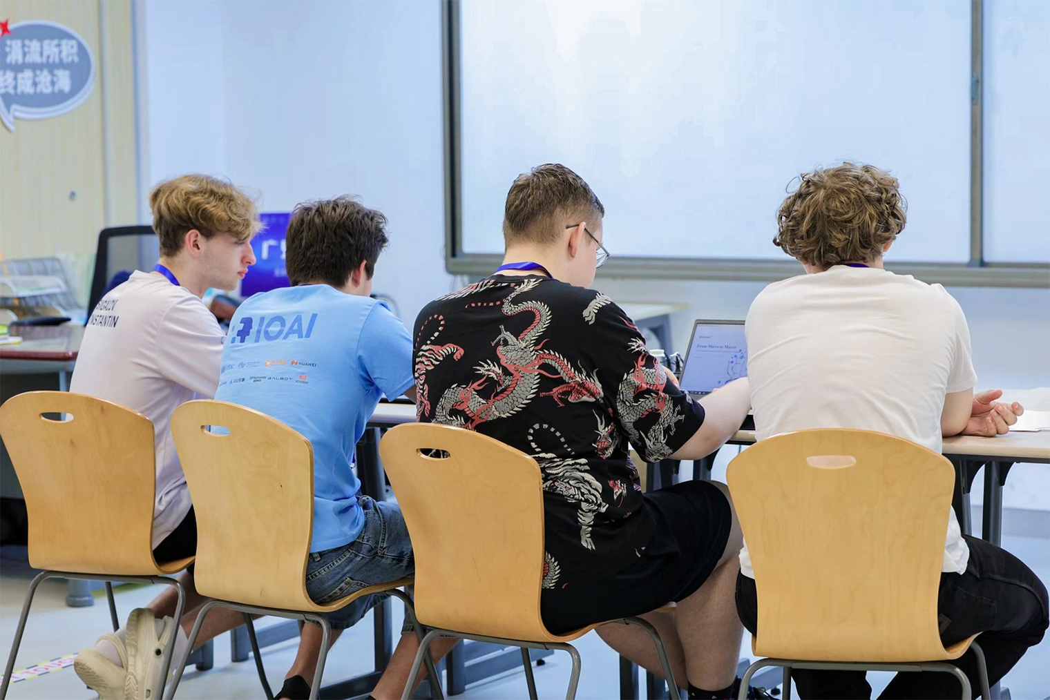 Наша команда решает симуляционную фазу командного соревнования