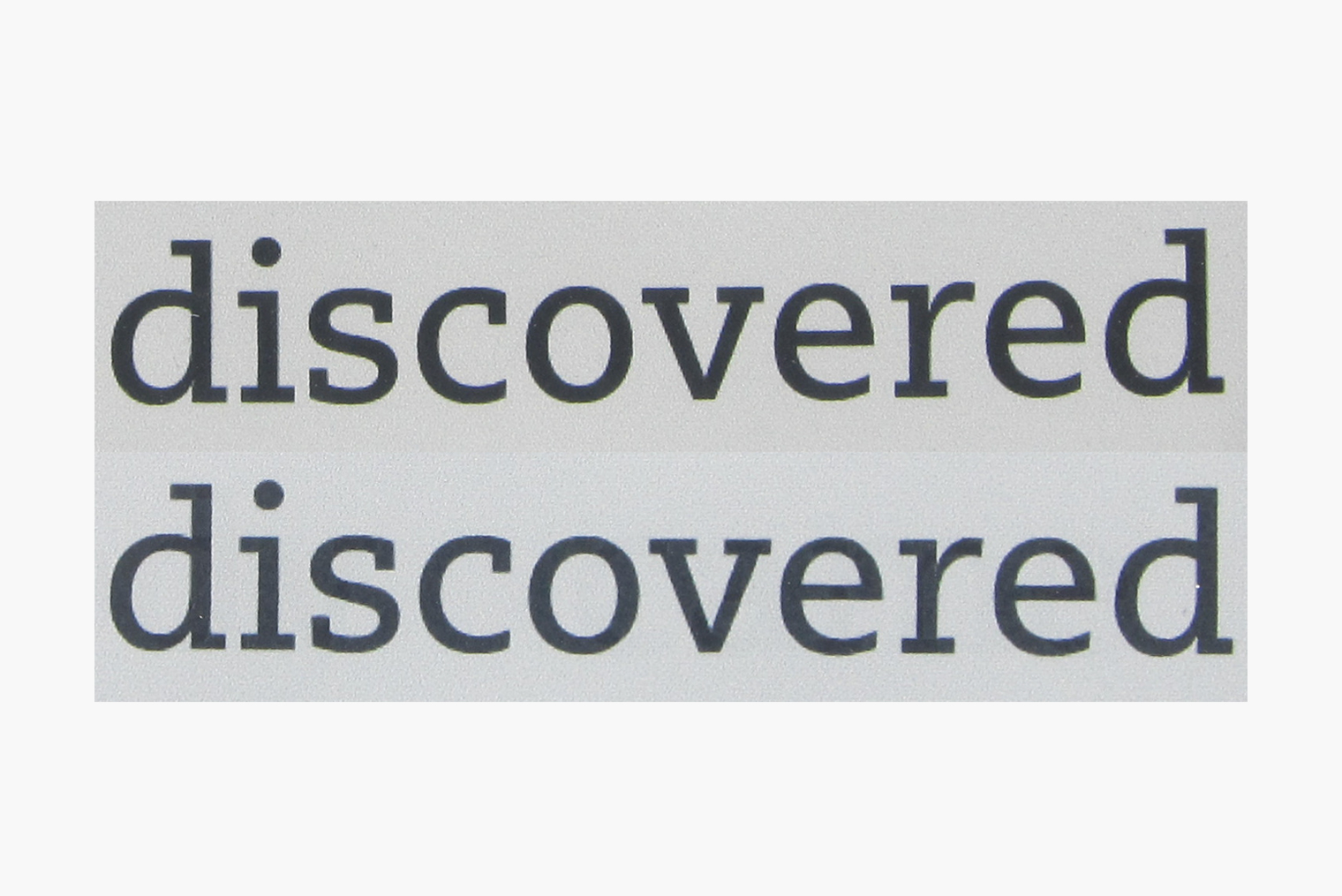 Разница в цвете букв и четкости граней у Carta (сверху) и Pearl (снизу). © blog.the-ebook-reader.com