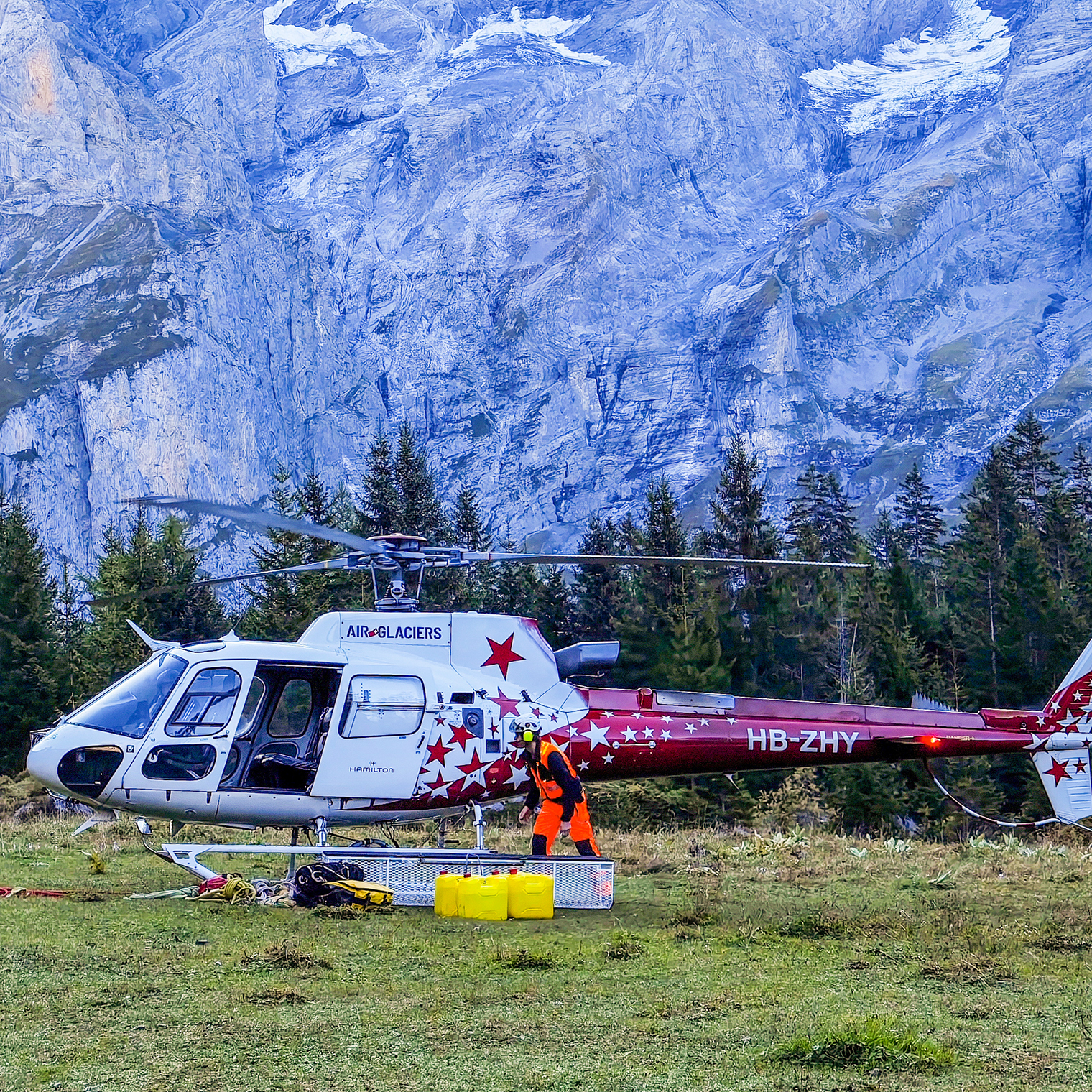 Путь к озеру сопровождался звуками вертолетов, которые доставляют стройматериалы и разнообразный груз в труднодоступные участки