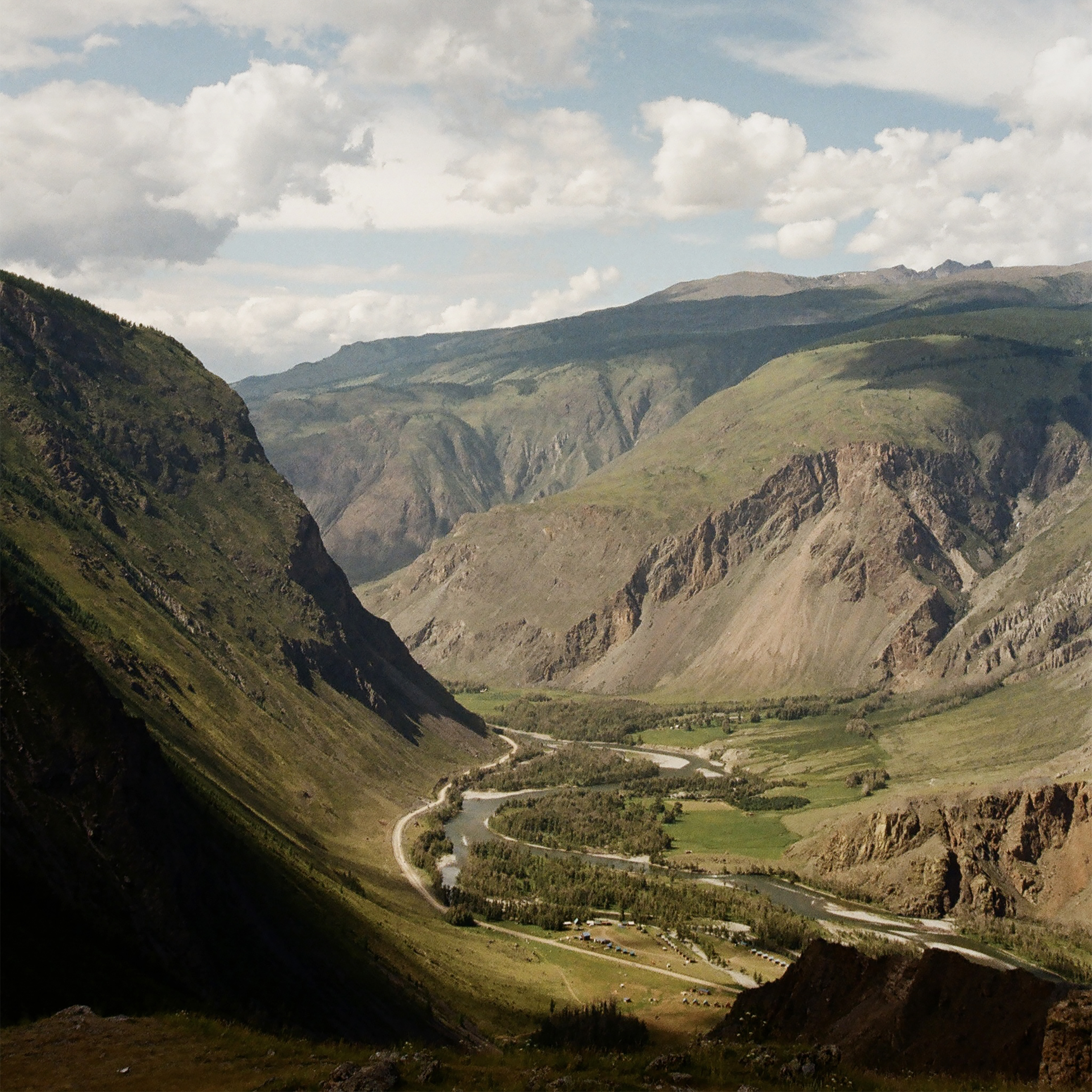 Смотровая по пути к Кату-Ярыку. Природные виды завораживают. Плюс повезло с погодой: было солнечно и очень тепло