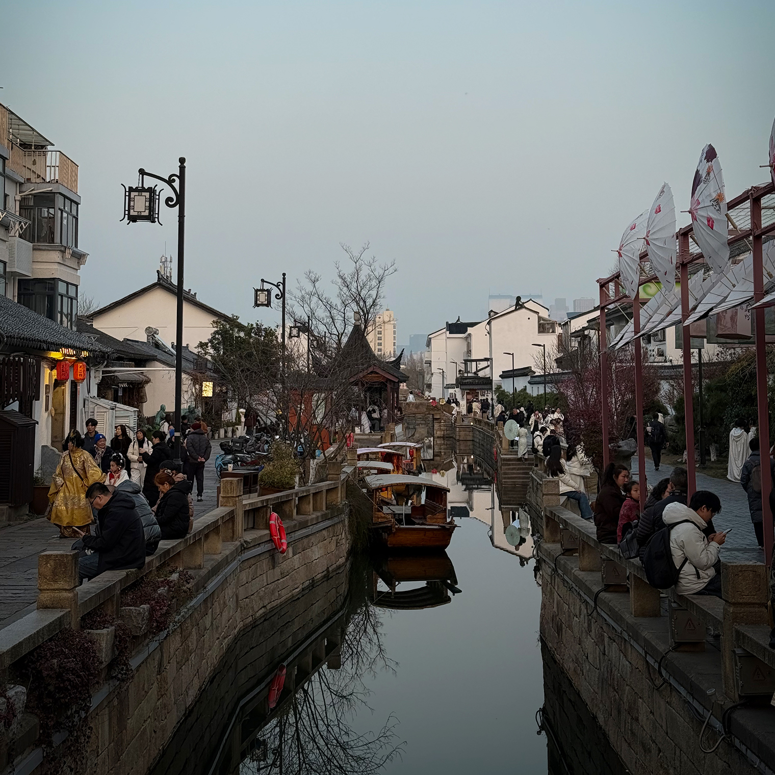 Город Сучжоу примерно в 100 километрах от Шанхая. Из-за сети каналов его называют Восточной Венецией