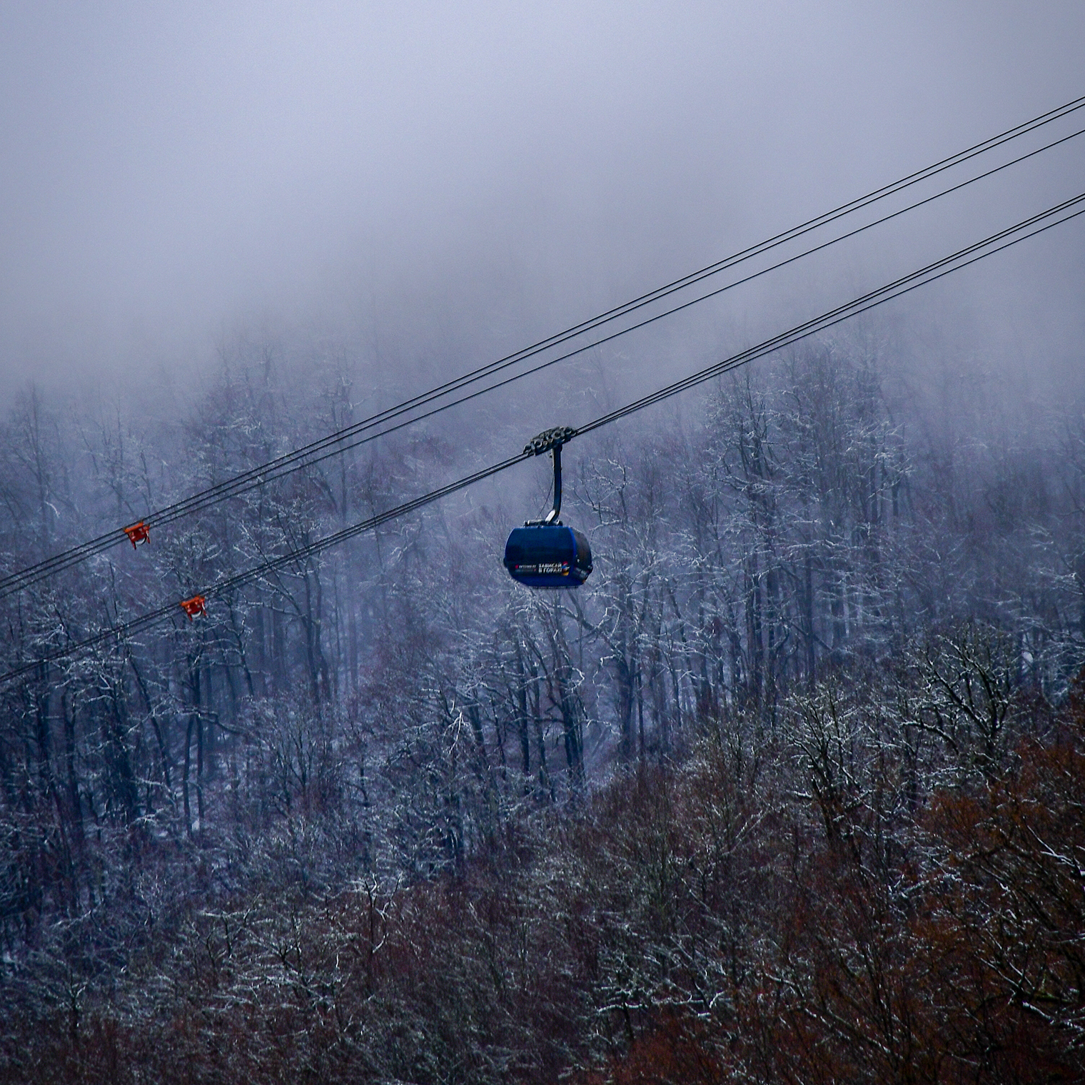 Канатная дорога в густом тумане — он создавал момент уединения