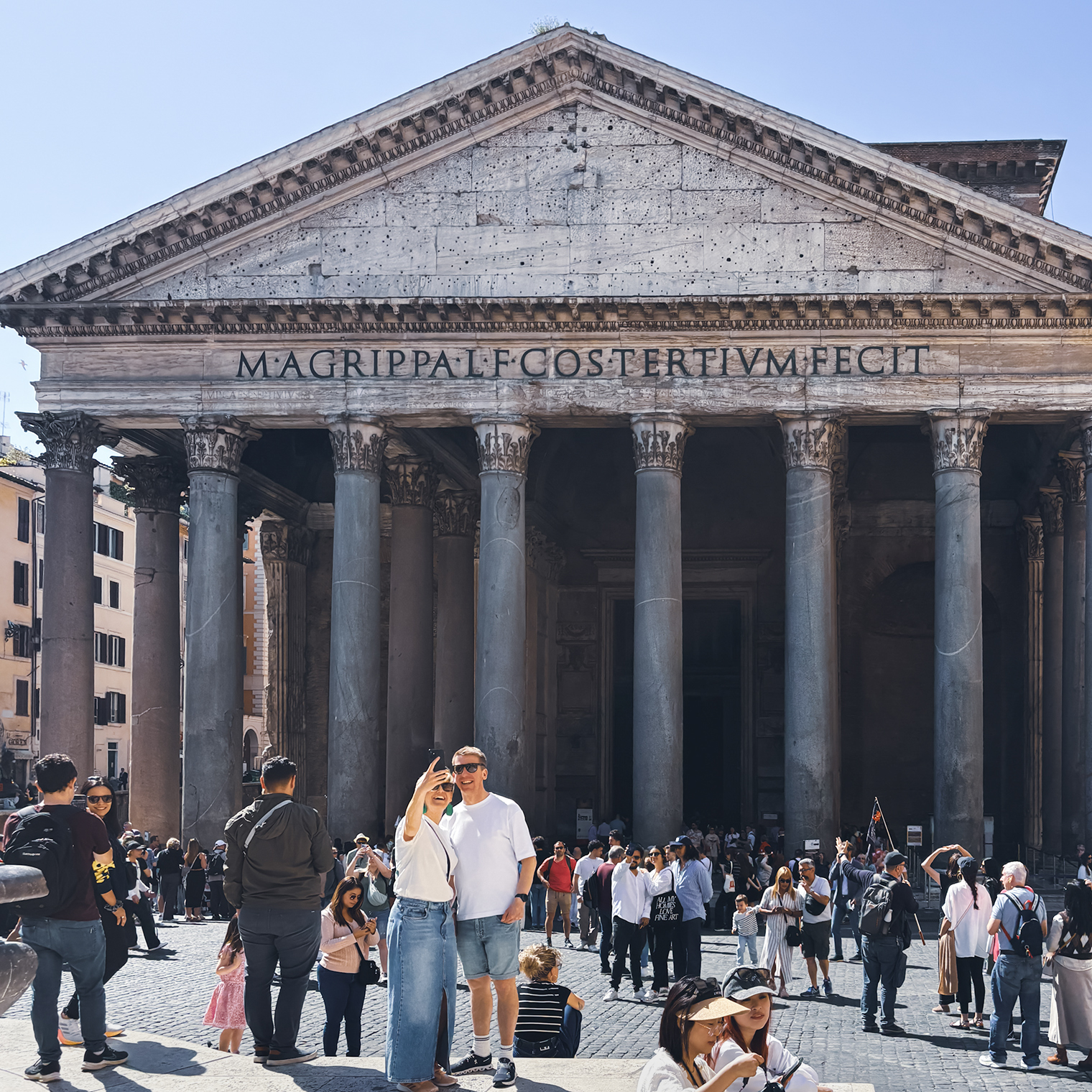 Чтобы пройти в Пантеон, пришлось немного потолкаться в очереди