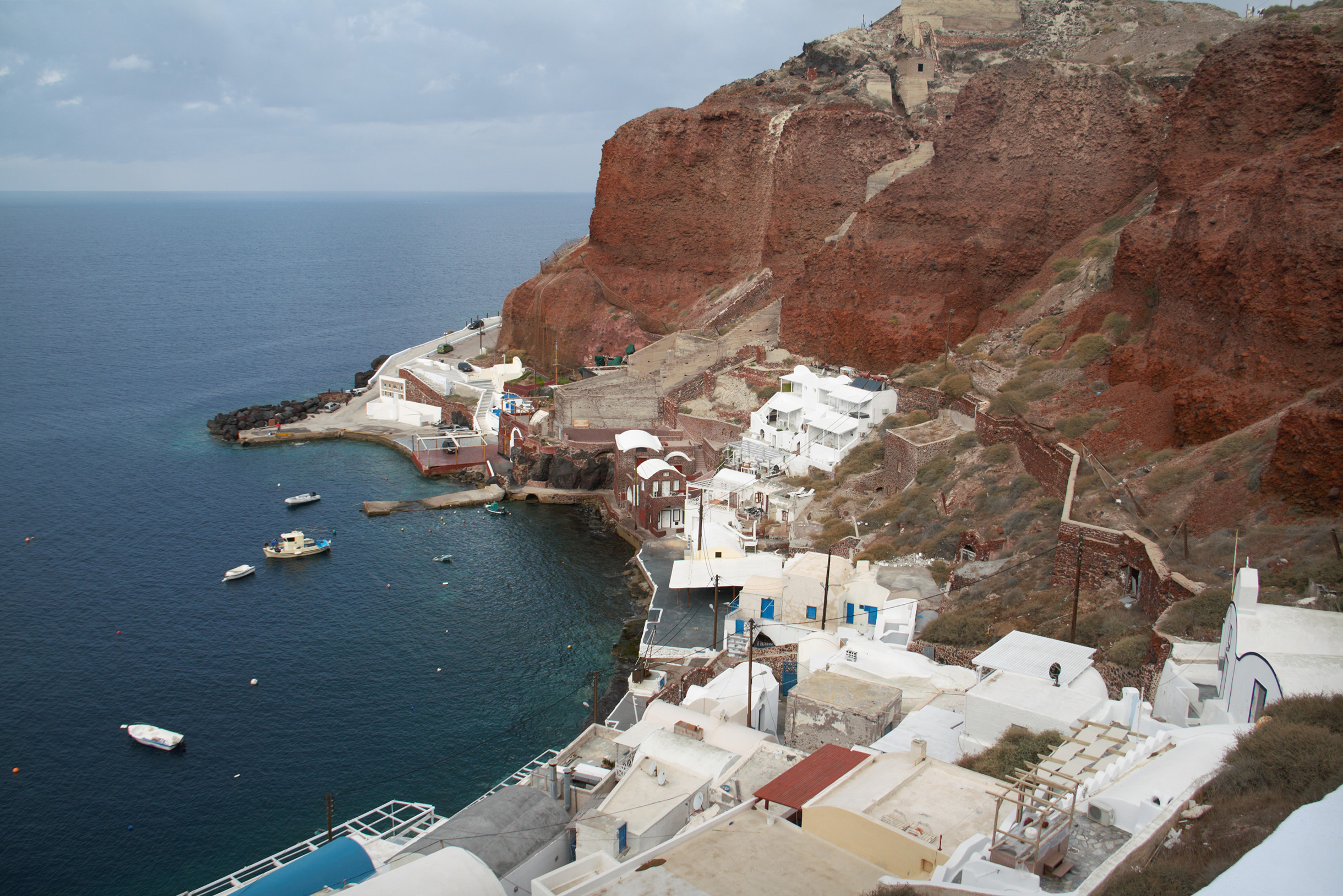 Порт Аммуди — живописная гавань у подножия скал Ии, известная своими рыбными тавернами и прозрачной водой. Вниз ведет около 280 ступеней. Красный цвет застывшей лаве придает оксид железа, или попросту ржавчина