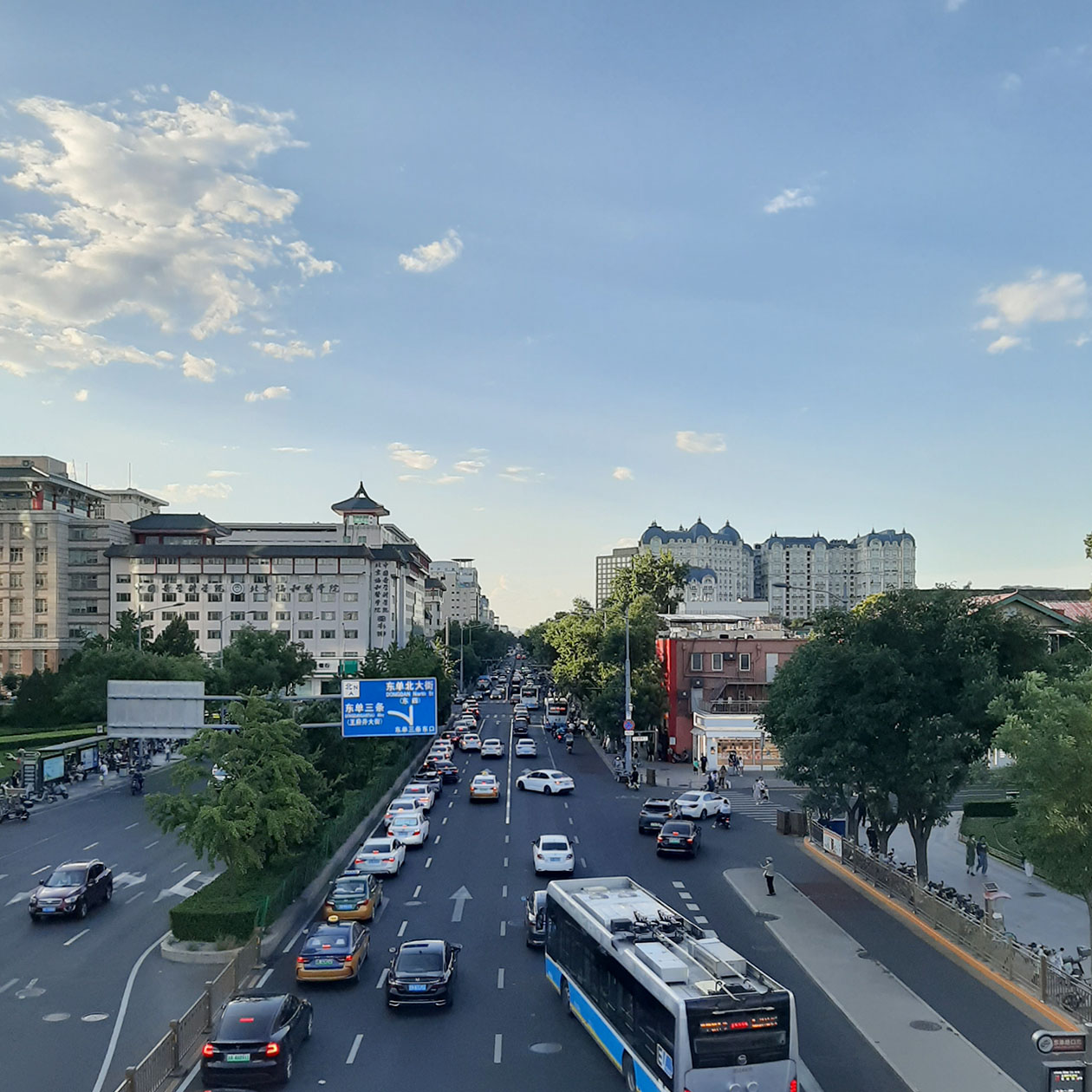 Широкие магистрали Пекина порой тоже напоминают Москву