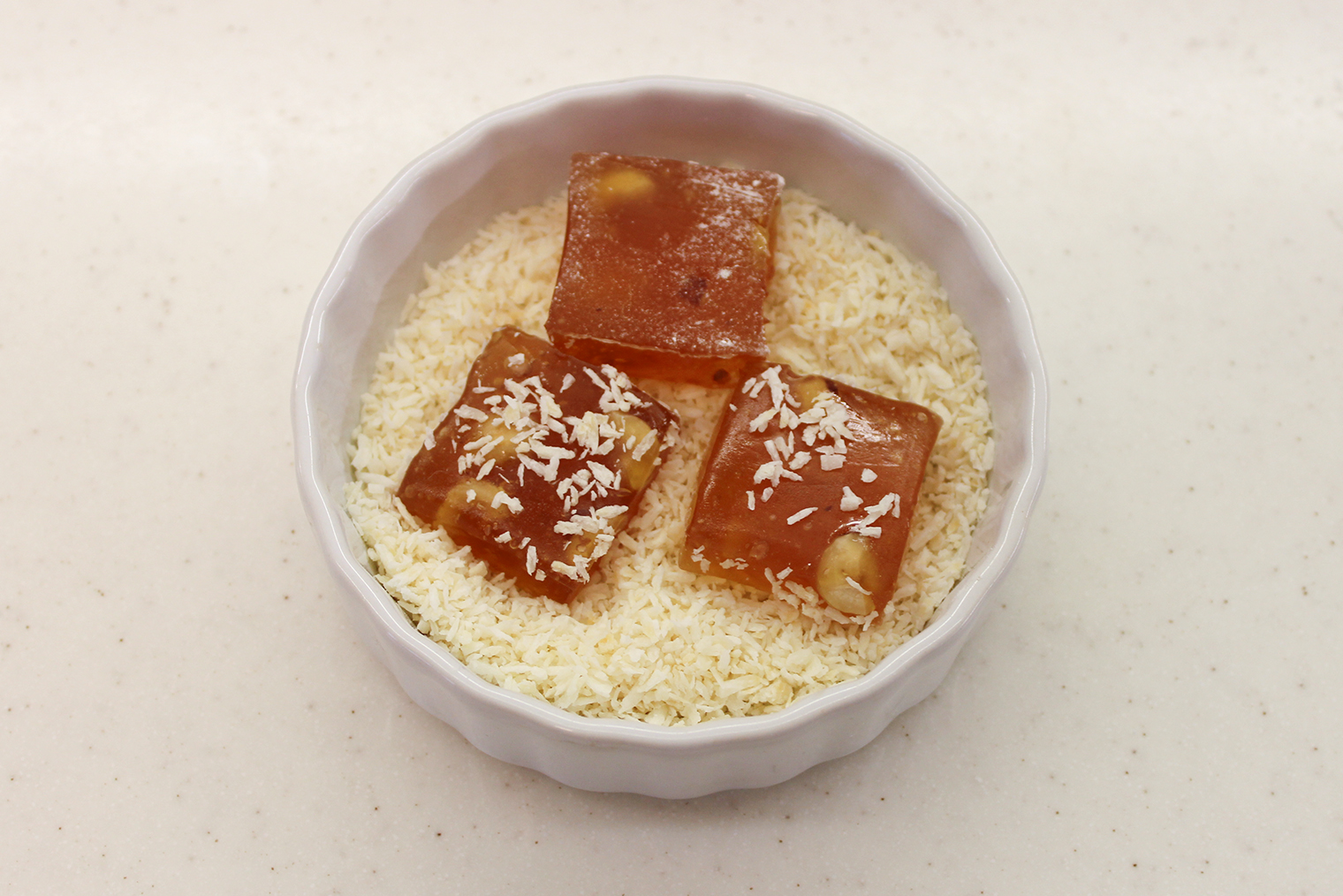 Обратите внимание: если на кусочке уже есть крахмал, кокосовая стружка к нему не пристанет