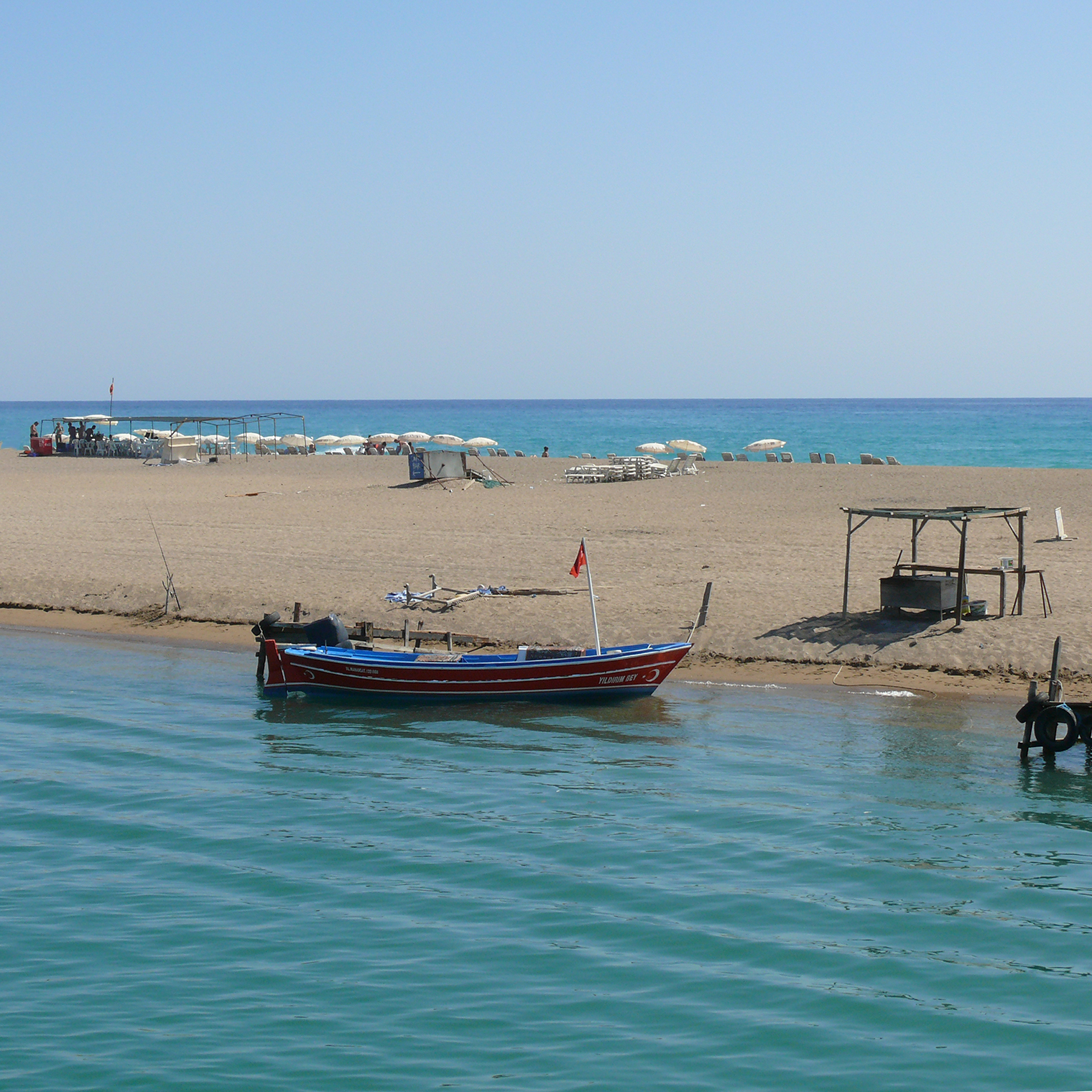 Потом подплыли к песчаной косе, за которой было море. В реке вода оказалась ледяной, а в море — теплой