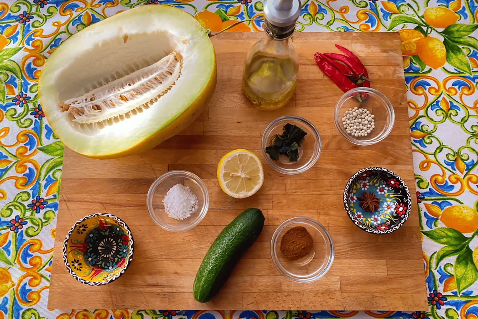 Если вам попалась несладкая дыня, добавьте в суп мед: он сбалансирует вкус