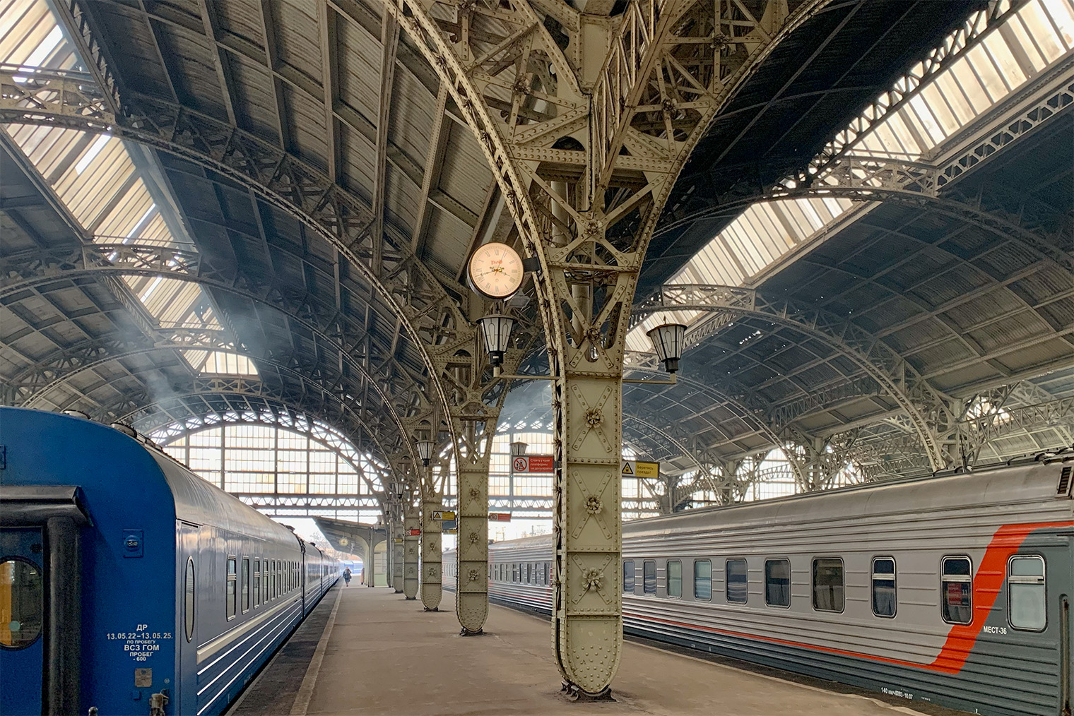 Витебский вокзал — старейший в России и, на мой взгляд, самый красивый в Петербурге. Отсюда в 1837 году начали ходить поезда по первой в стране железной дороге. Сейчас на вокзал прибывают пригородные электрички Витебского направления, например из Пушкина и Павловска