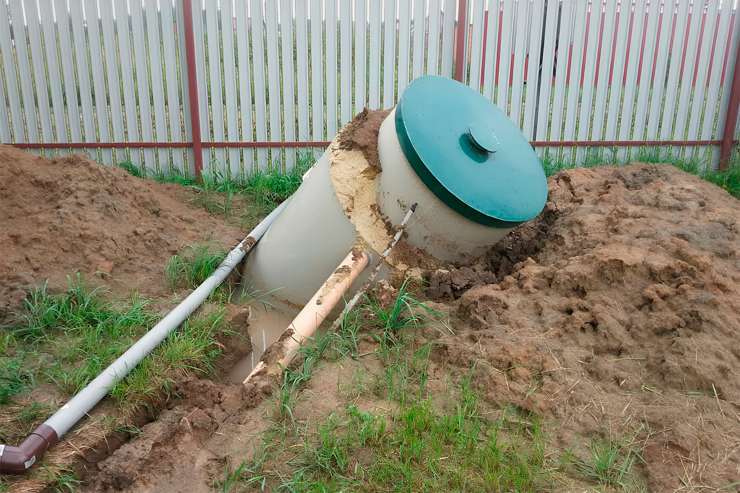 Если септик или ЛОС не зафиксировать, весной бывает такое. Хорошо бы кроме крепежа септика иметь на участке еще и дренаж, чтобы осушать землю. © kupitseptik.com