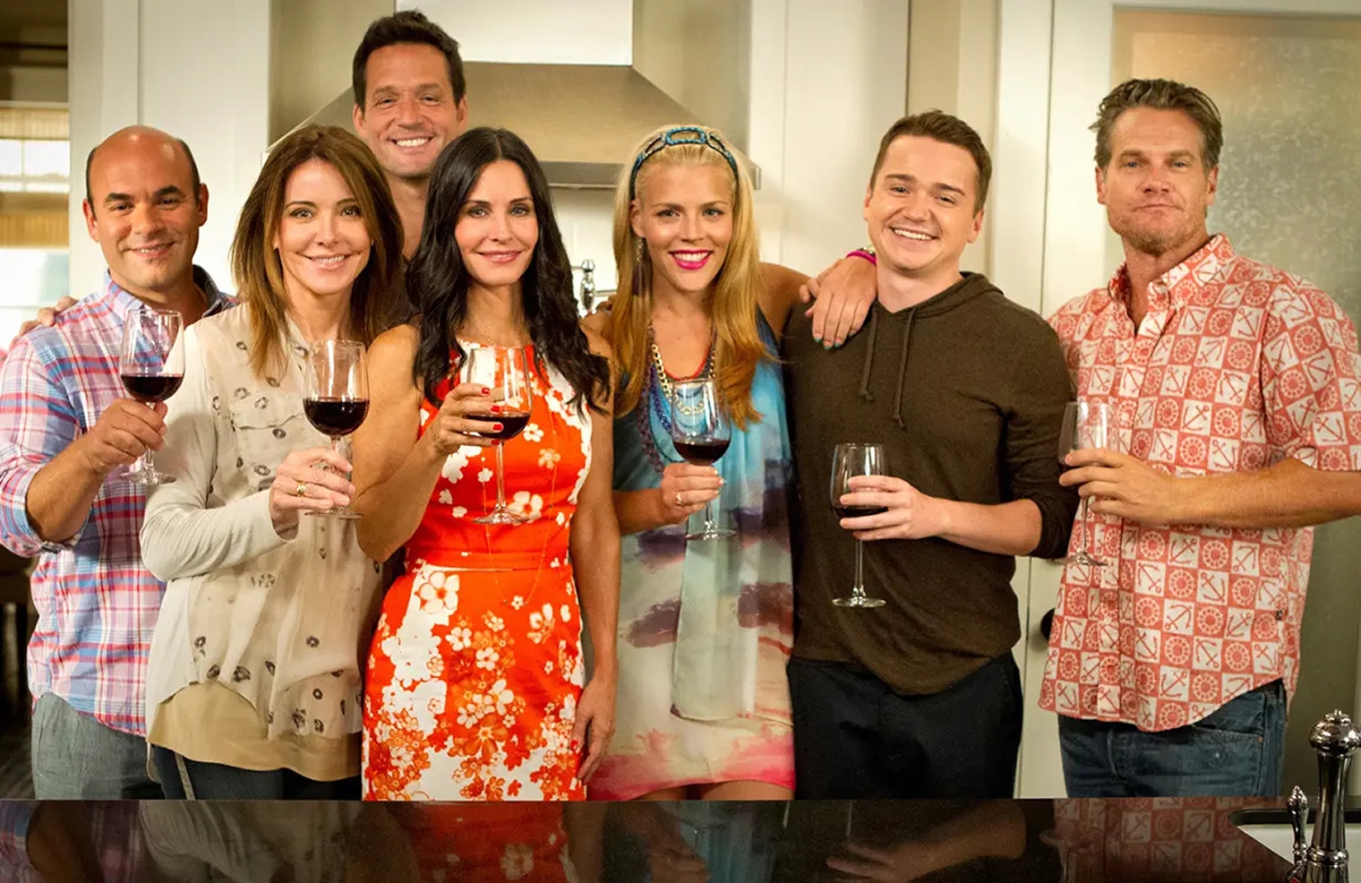 В «Городе хищниц» происходит много событий, но неизменным остается одно — страсть героев к бокальчику красного вина. © ABC