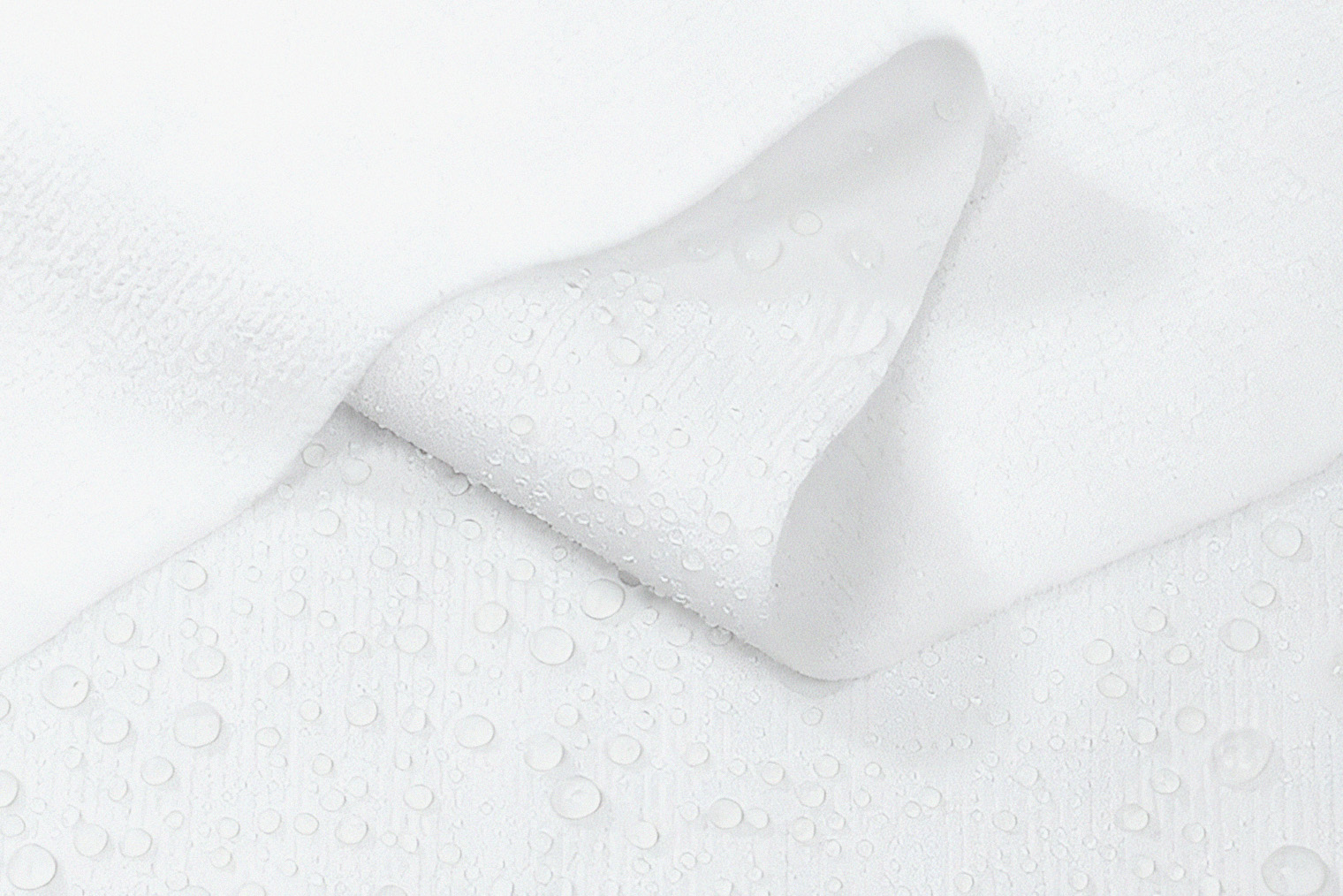 Мулетоны часто делают из ткани, из которой шьют и непромокаемые наматрасники. С одной стороны она махровая, с другой — покрыта водоотталкивающим слоем