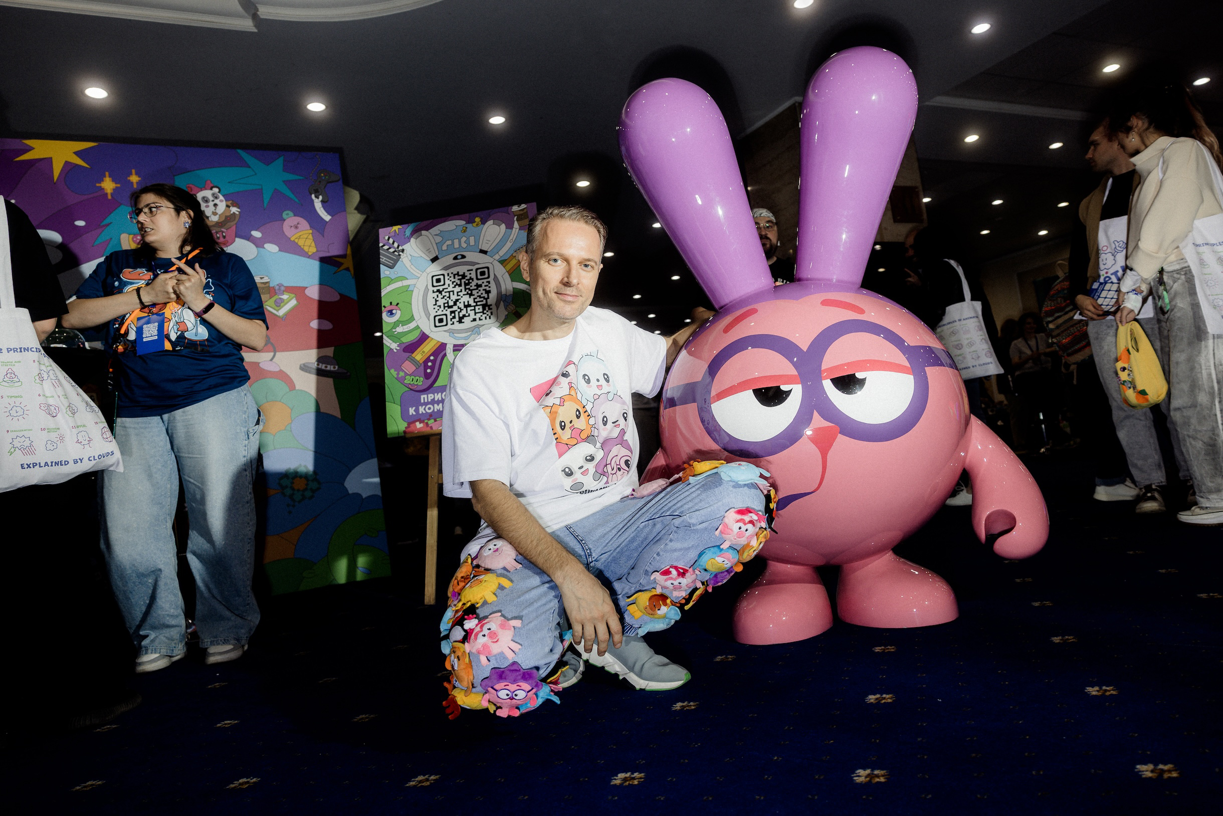 На Илье — потрясающие штаны с героями мультсериала