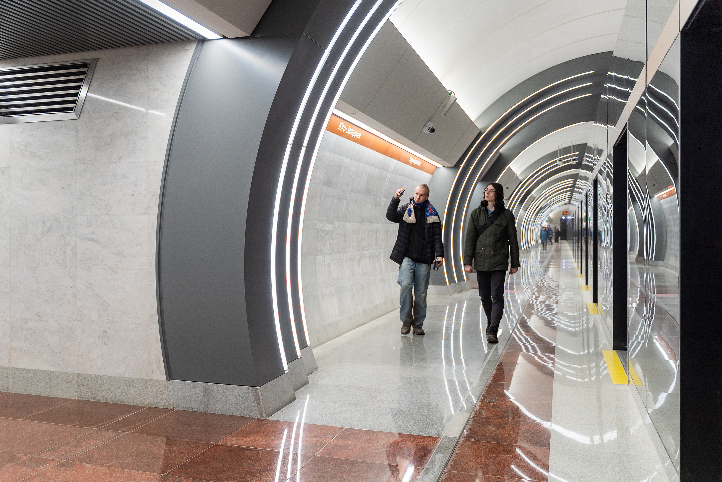 Люди фотографировали арки много и с разных ракурсов