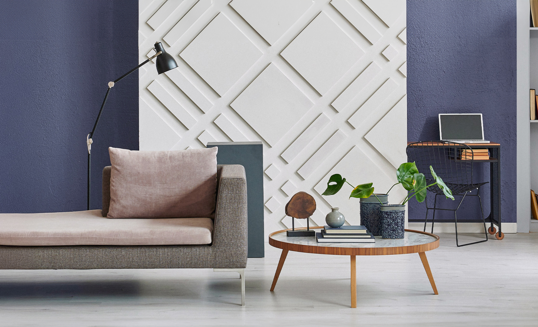 Клеим панели ровно