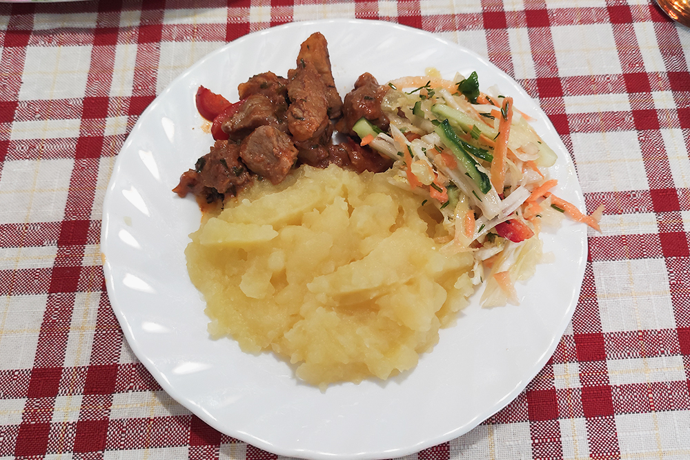 Свинина и салат были отличные, но пюре явно сделали заранее. Фотография: Виктория Зорина