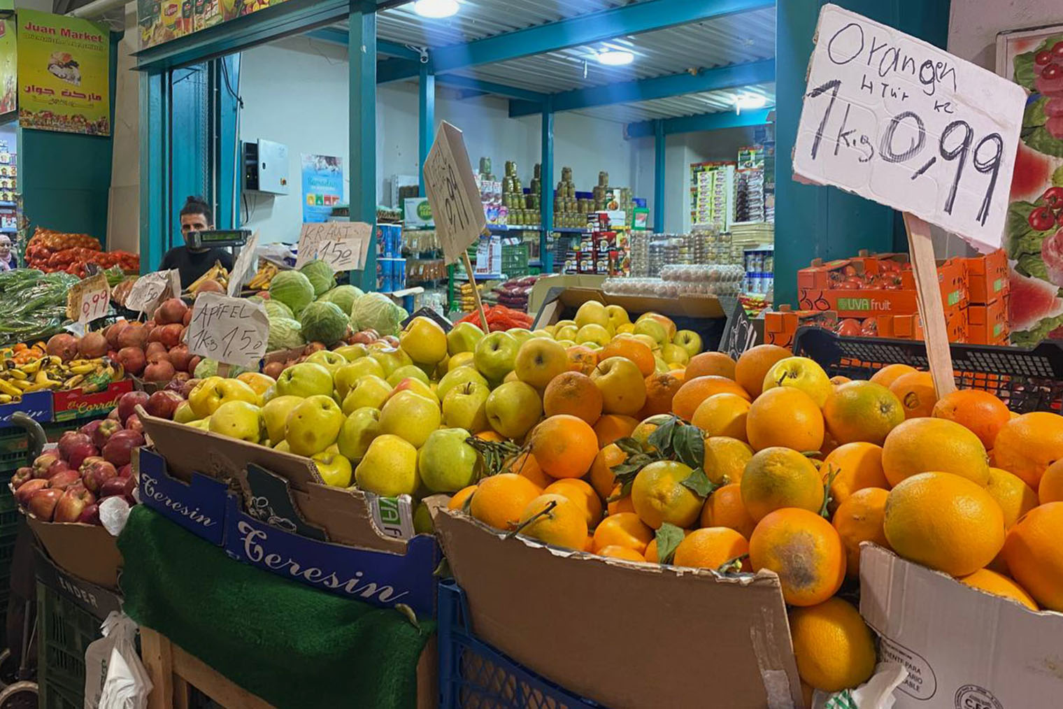 Яблоки и апельсины на рынке продают по 0,99 € за кг. Эти же продукты в магазине обойдутся в 2,49⁠—⁠2,99 € за кг