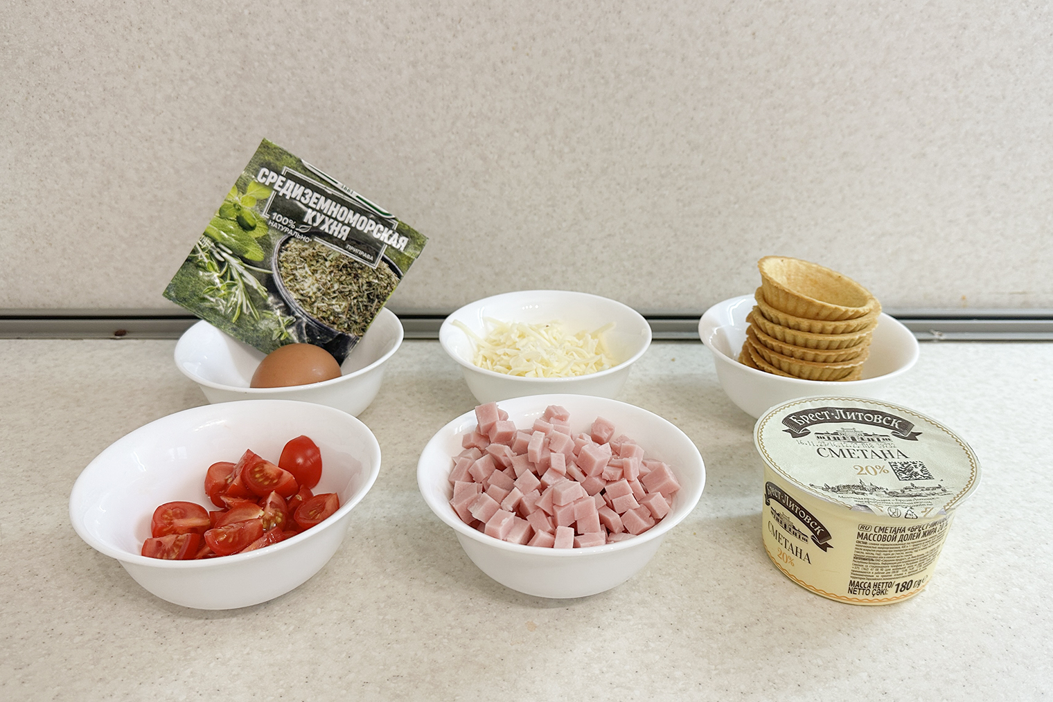 Ингредиенты для тарталетки с ветчиной, помидором и сыром