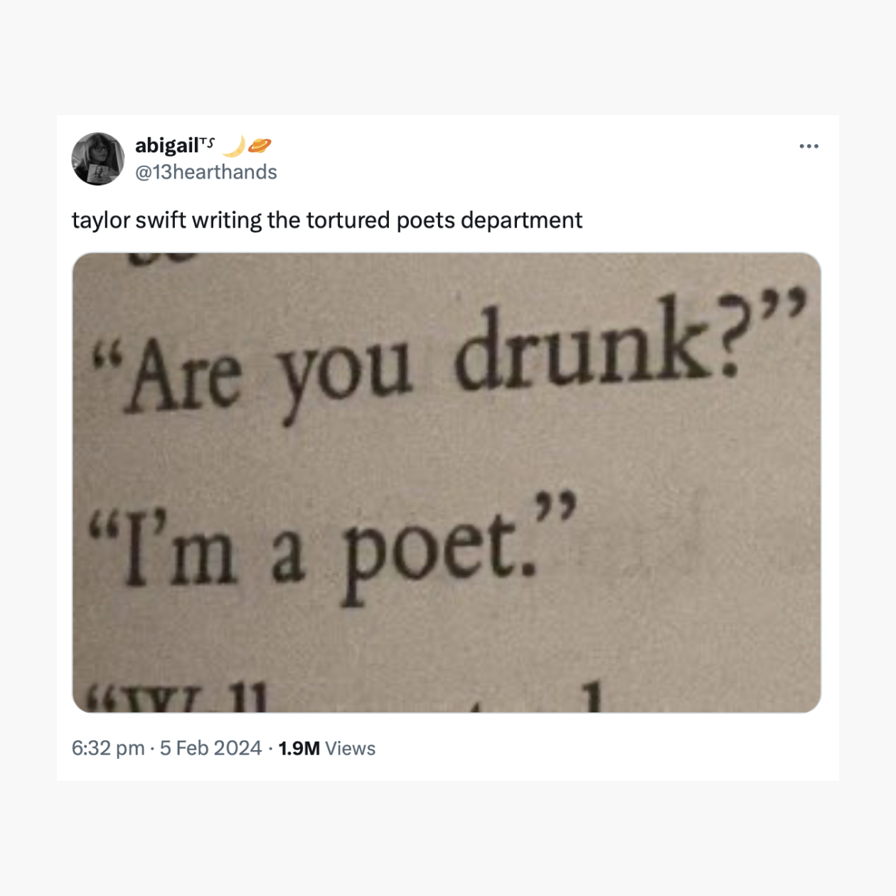 Тейлор Свифт в The Tortured Poets Departement: «Ты пьяна? — Я поэт». Источник: @13hearthands / X