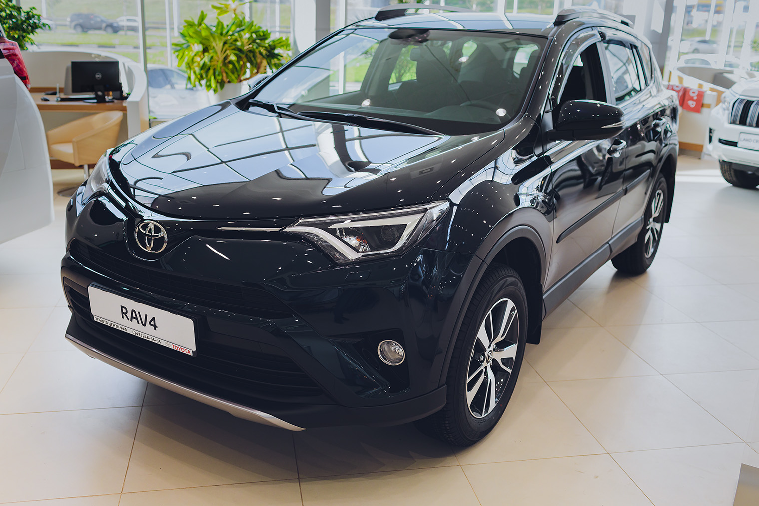 Внешне рестайлинговая RAV4 выглядит современнее. У нее передние фары со светодиодными ходовыми огнями. Фотография: Vershinin89 / Shutterstock / FOTODOM