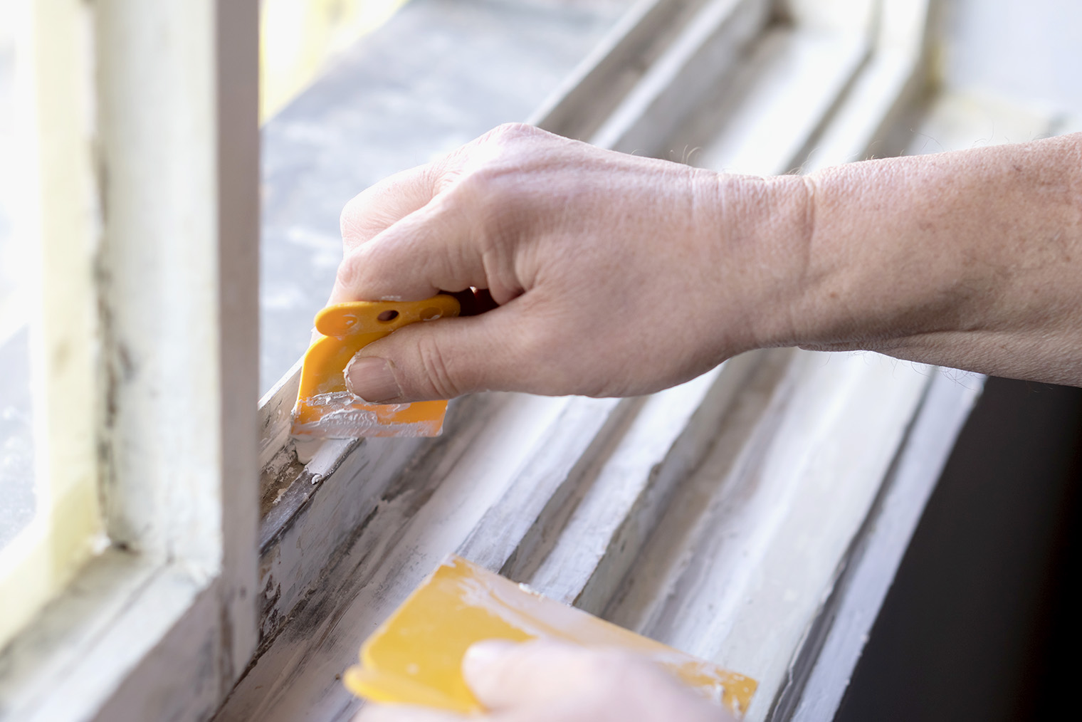 Шпаклевкой можно также восстановить сколы и изъяны рамы, которые нарушают герметичность окна. Фотография: BakiBG / iStock