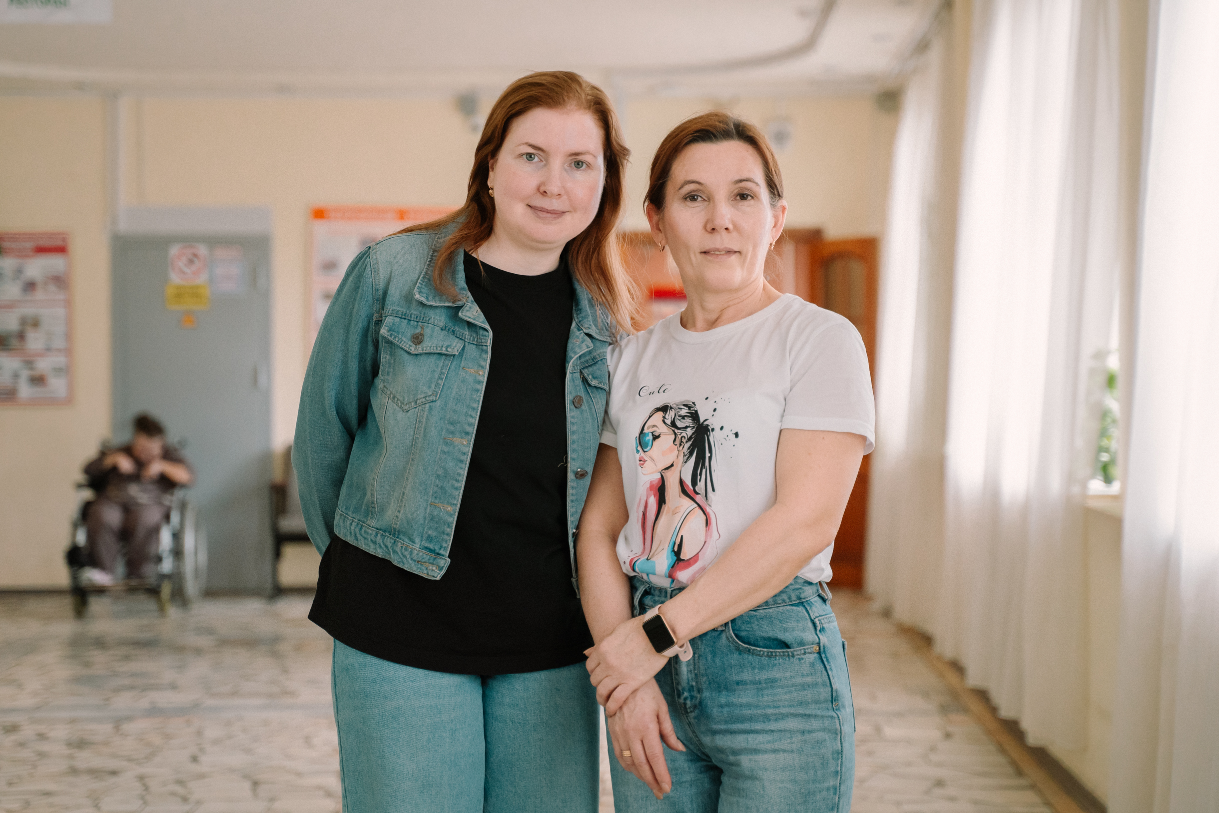 Кураторы Наташа и Маша, слева направо, ездят в социальный дом с 2014 и 2021 годов соответственно. Сейчас они организуют поездки и руководят волонтерами