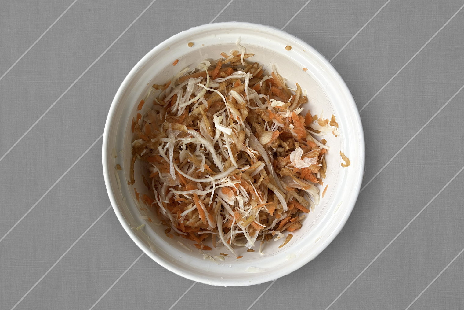 Ужин — вкусный салат из капусты, моркови и яблока с заправкой из лимонного сока. Странно, что я не готовила его раньше