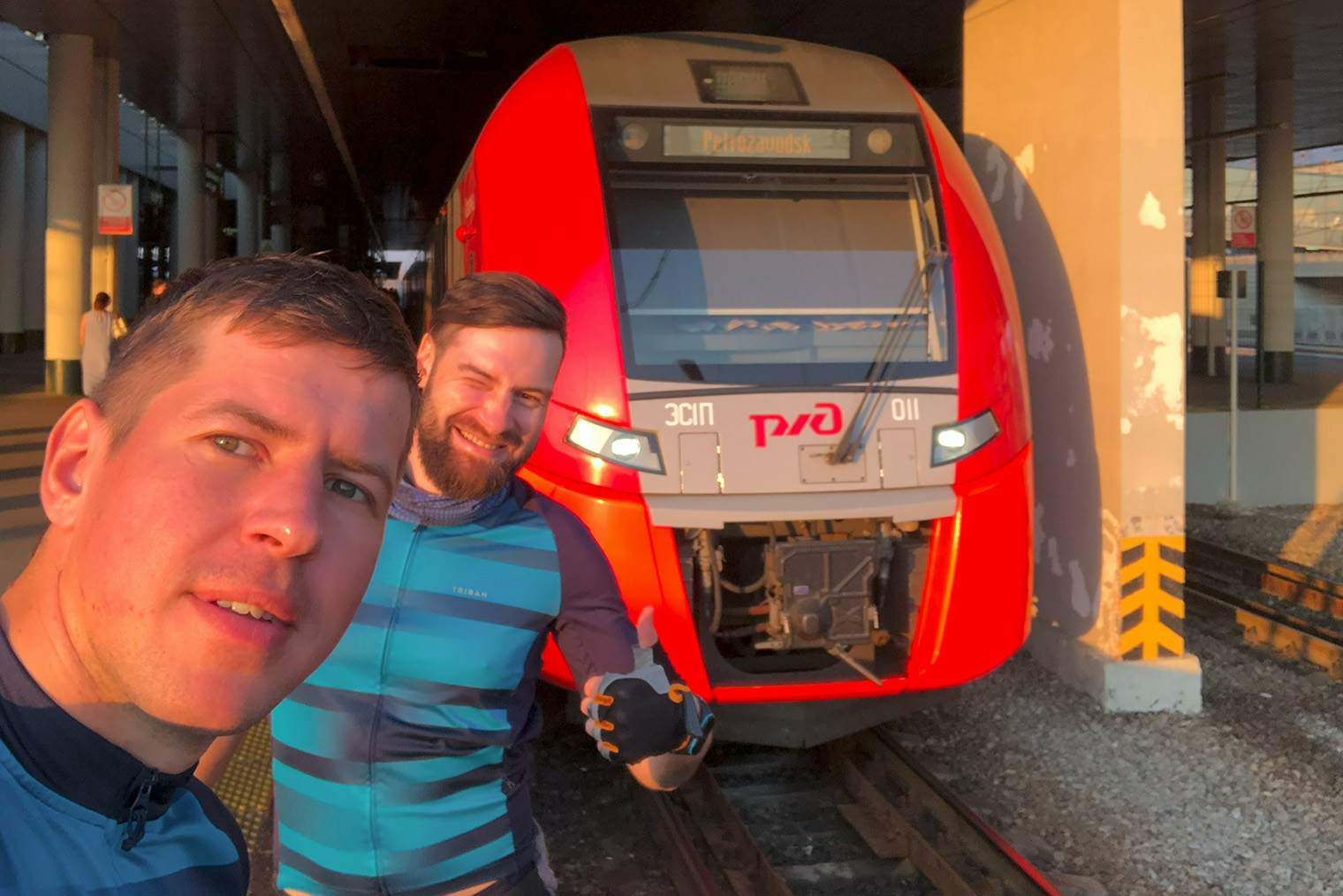Это мы перед отправлением поезда из Петербурга в Петрозаводск. Я слева