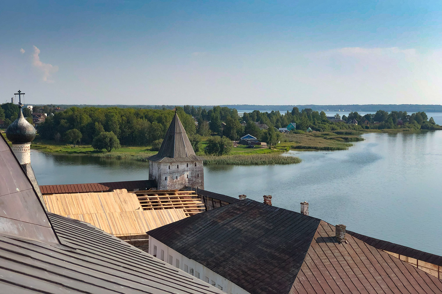 Кирилло-Белозерский мужской монастырь на берегу Сиверского озера