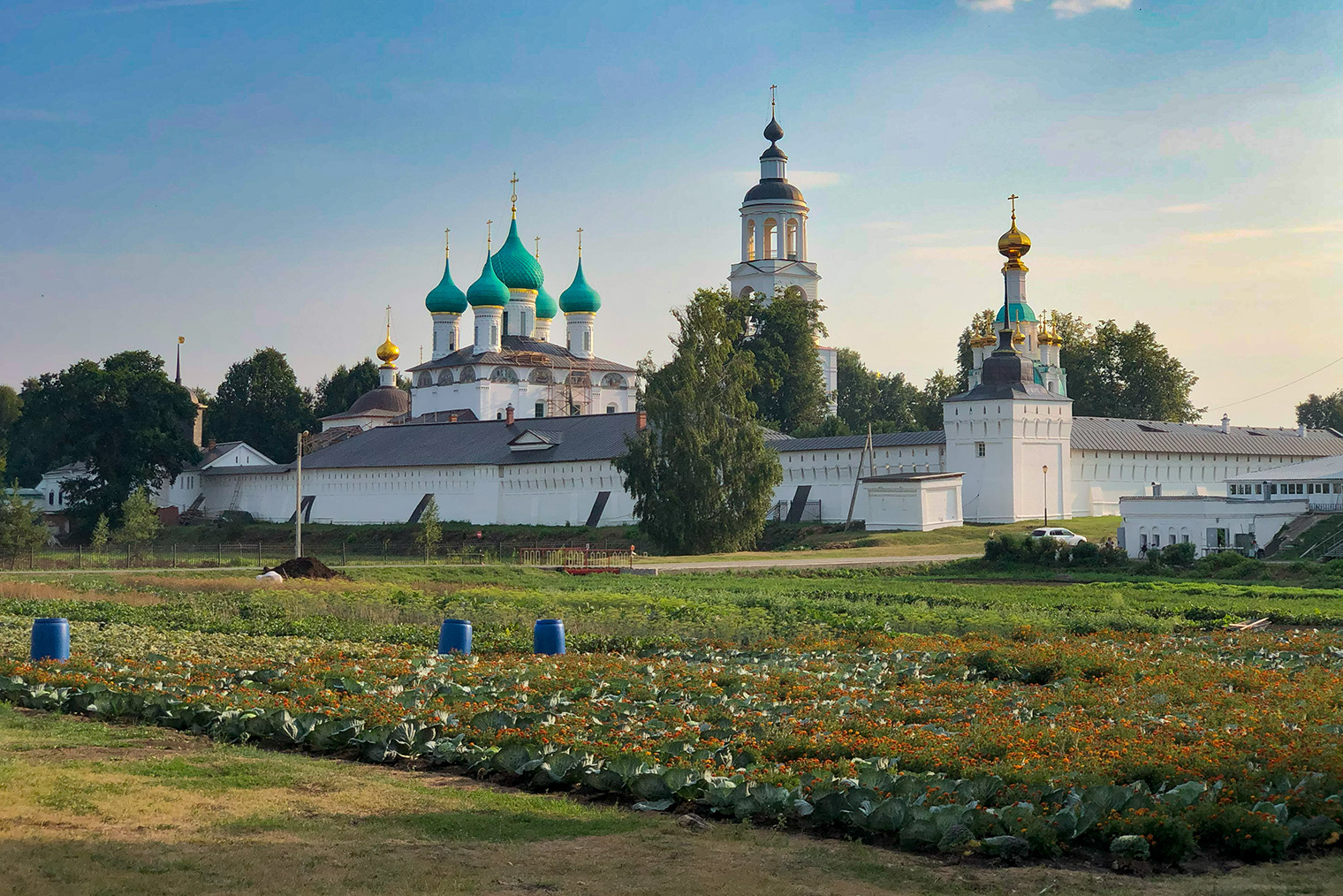 Монастырь в поселке Толга в окрестностях Ярославля