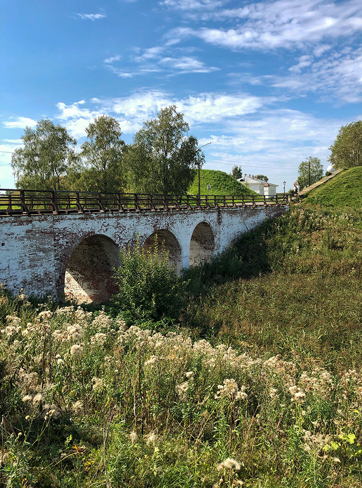Трехпролетный мост через заросший травой ров