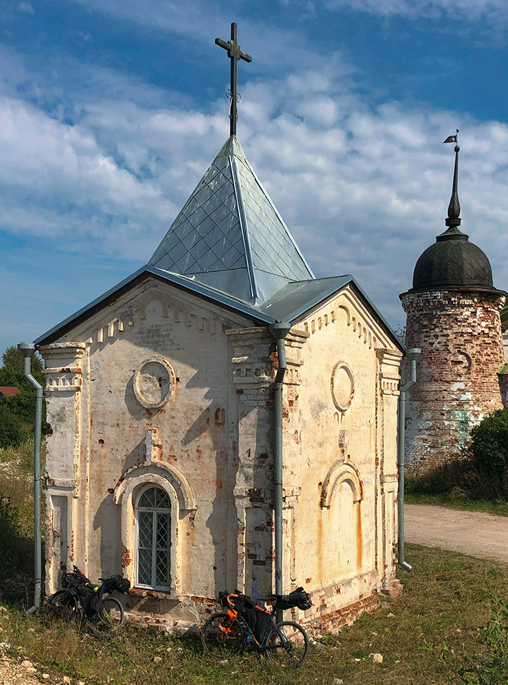 Небольшая часовня за стенами монастыря