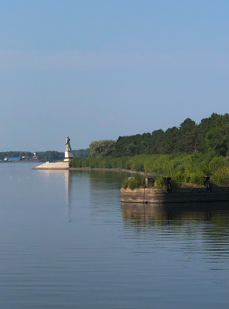Монумент «Волга». Ближе к нему не подойти: территория гидроузла охраняется и закрыта