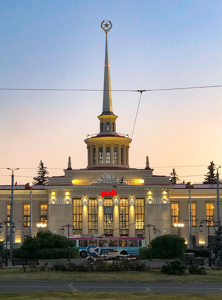 Железнодорожный вокзал Петрозаводска на закате
