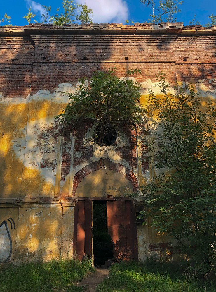 Разрушенная и заброшенная церковь в Ладве