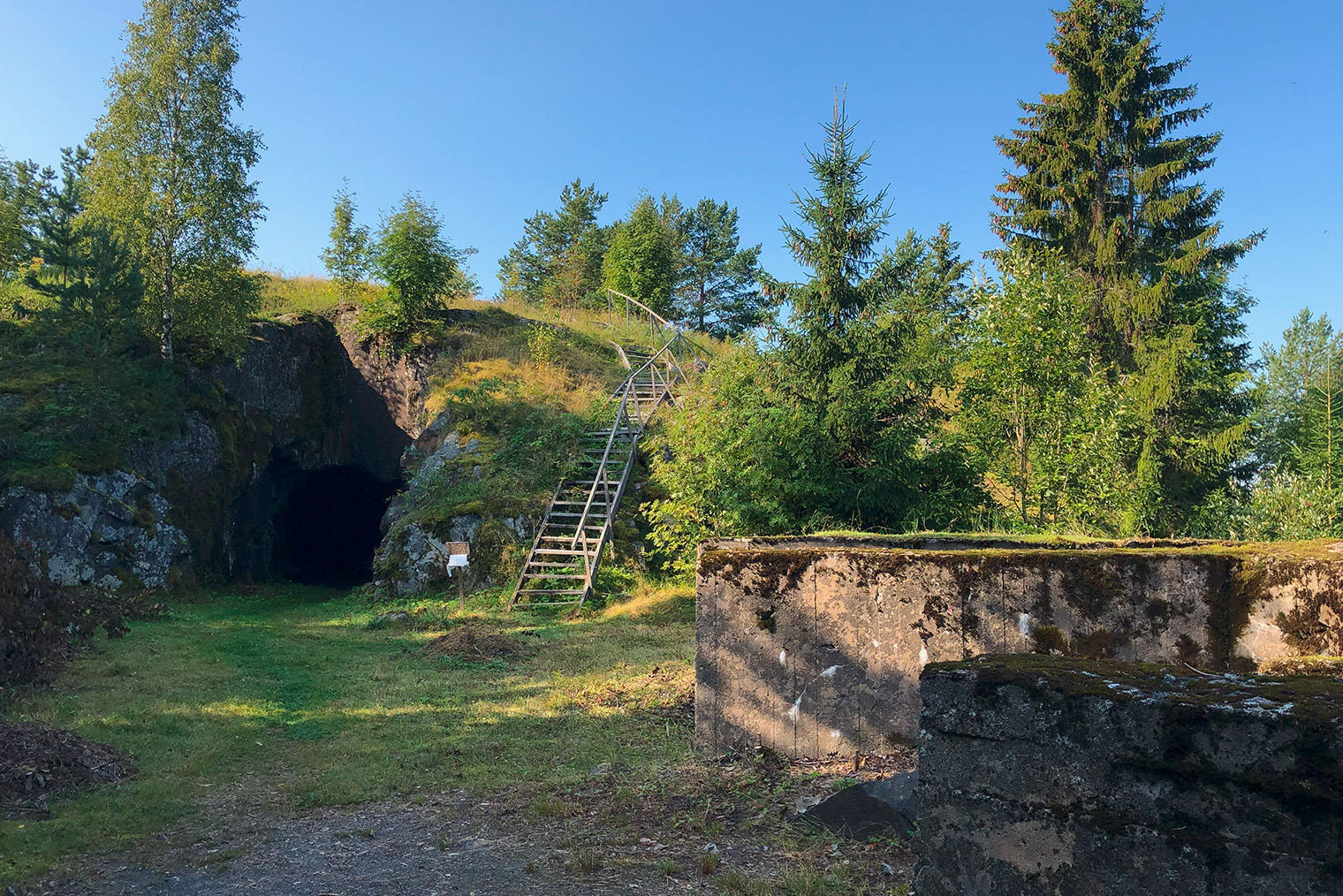 Слева — вход в подземную часть укреплений