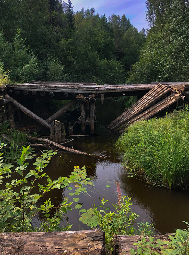 Кажется, мост пострадал довольно давно, но восстанавливать его никто не торопится